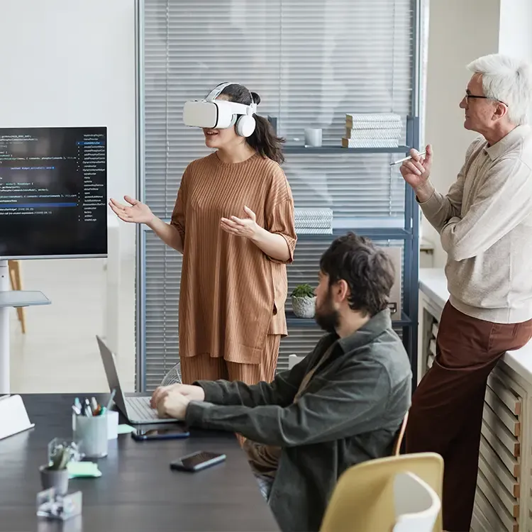 Ein Team testet eine VR-Anwendung